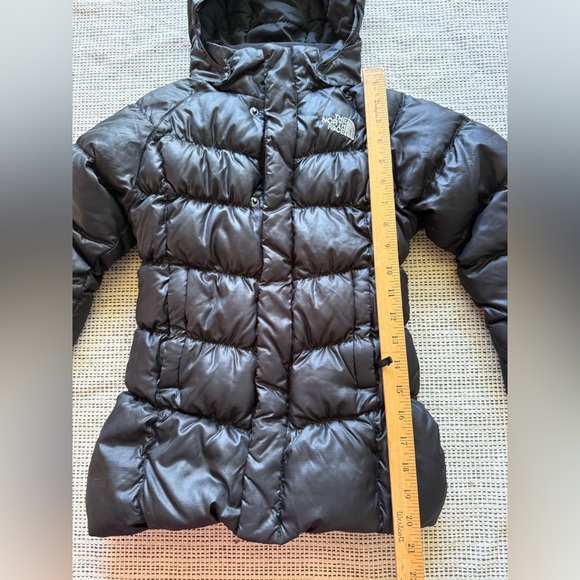 The North Face Girls Hooded Black Puffer 550 Goose Down Jacket - Picture 3 of 9